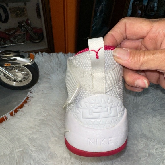 Nike 'Lebron Soldier 11' Kay Yow GS  918369-102 White Pink Cancer Sz 3y 4.5 Wm - Picture 4 of 12